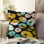 - Sonil-K-7890-Gorsel1 - Realhomes  Siyah Zemin Üzerinde Renkli Geometrik Desenli Dijital Baskılı Modern Raşel Kadife Yastık Kılıfı Realhomes