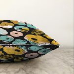 - Sonil-K-7890-Gorsel3 - Realhomes  Siyah Zemin Üzerinde Renkli Geometrik Desenli Dijital Baskılı Modern Raşel Kadife Yastık Kılıfı Realhomes