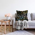 - Sonil-K-7891-Gorsel2 - Realhomes  Pastel Zemin Üzerinde Siyah Geometrik Desenli Dijital Baskılı Modern Raşel Kadife Yastık Kılıfı Realhomes