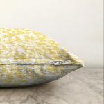 - Sonil-K-7895-Gorsel3 - Realhomes Beyaz Zeminli Renkli Modern Desenli Dijital Baskılı Modern Raşel Kadife Yastık Kırlent Kılıfı Realhomes