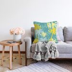 Renkli Zemin Üzerinde Soyut Çizimli Palmiyeler Modern Raşel Kadife Yastık Kırlent Kılıfı Realhomes