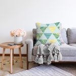 - Sonil-K-7898-Gorsel2 - Realhomes Renkli Zemin Üzerinde Geometrik Desenli Palmiyeler Modern Raşel Kadife Yastık Kırlent Kılıfı Realhomes