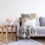 Renkli Zemin Üzerinde Soyut Çizimli Kalp Desenli Modern Raşel Kadife Yastık Kırlent Kılıfı Realhomes