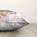 Renkli Zemin Üzerinde Soyut Çizimli Kalp Desenli Modern Raşel Kadife Yastık Kırlent Kılıfı Realhomes