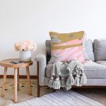 Pastel Zemin Üzerinde Soyut Desen Çizimli Raşel Kadife Yastık Kırlent Kılıfı Realhomes