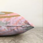 Pastel Zemin Üzerinde Soyut Desen Çizimli Raşel Kadife Yastık Kırlent Kılıfı Realhomes