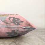 Renkli Zemin Üzerinde Soyut Çizimli Kalp Desenli Modern Raşel Kadife Yastık Kırlent Kılıfı Realhomes