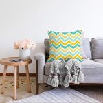 - Sonil-K-7906-Gorsel2 - Realhomes Beyaz Zemin Üzerinde Renkli Geometrik Desenli Dijital Baskılı Modern Raşel Kadife Yastık Kılıfı Realhomes