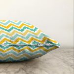 - Sonil-K-7906-Gorsel3 - Realhomes Beyaz Zemin Üzerinde Renkli Geometrik Desenli Dijital Baskılı Modern Raşel Kadife Yastık Kılıfı Realhomes