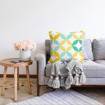 - Sonil-K-7908-Gorsel2 - Realhomes  Beyaz Zemin Üzerinde Renkli Geometrik Desenli Dijital Baskılı Modern Raşel Kadife Yastık Kılıfı Realhomes