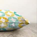 - Sonil-K-7908-Gorsel3 - Realhomes  Beyaz Zemin Üzerinde Renkli Geometrik Desenli Dijital Baskılı Modern Raşel Kadife Yastık Kılıfı Realhomes