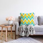 - Sonil-K-7909-Gorsel2 - Realhomes Renkli Zemin Üzerinde Geometrik Zigzag Desenli Modern Raşel Kadife Yastık Kırlent Kılıfı Realhomes