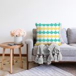 - Sonil-K-7910-Gorsel2 - Realhomes  Beyaz Zemin Üzerinde Renkli Geometrik Desenli Dijital Baskılı Modern Raşel Kadife Yastık Kılıfı Realhomes