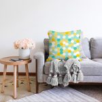 - Sonil-K-7911-Gorsel2 - Realhomes Beyaz Zemin Üzerinde Renkli Geometrik Desenli Dijital Baskılı Modern Raşel Kadife Yastık Kılıfı Realhomes