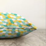 - Sonil-K-7911-Gorsel3 - Realhomes Beyaz Zemin Üzerinde Renkli Geometrik Desenli Dijital Baskılı Modern Raşel Kadife Yastık Kılıfı Realhomes