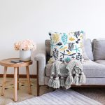 Beyaz Zemin Üzerinde Renkli Deniz Motifli Raşel Kadife Yastık Kırlent Kılıfı Realhomes