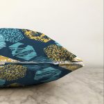 - Sonil-K-7918-Gorsel3 - Realhomes  Renkli Zemin Üzerinde Geometrik Desenli Yaprak Motifli Raşel Kadife Yastık Kırlent Kılıfı Realhomes