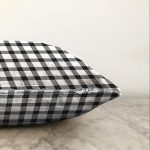 - Sonil-K-7921-Gorsel3 - Realhomes Beyaz Zeminli Siyah Ekose Desenli Dijital Baskılı Modern Raşel Kadife Yastık Kırlent Kılıfı Realhomes