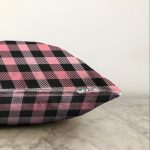 - Sonil-K-7922-Gorsel3 - Realhomes  Renkli Pastel Zemin Üzerinde Siyah Ekose Desenli Modern Raşel Kadife Yastık Kırlent Kılıfı Realhomes
