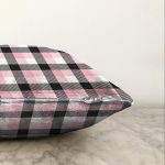 - Sonil-K-7924-Gorsel3 - Realhomes Beyaz Zeminli Siyah Ekose Desenli Dijital Baskılı Modern Raşel Kadife Yastık Kırlent Kılıfı Realhomes