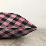 - Sonil-K-7925-Gorsel3 - Realhomes  Renkli Pastel Zemin Üzerinde Siyah Ekose Desenli Modern Raşel Kadife Yastık Kırlent Kılıfı Realhomes