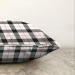 - Sonil-K-7926-Gorsel3 - Realhomes Beyaz Zeminli Siyah Ekose Desenli Dijital Baskılı Modern Raşel Kadife Yastık Kırlent Kılıfı Realhomes