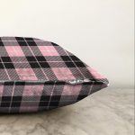 - Sonil-K-7927-Gorsel3 - Realhomes  Renkli Pastel Zemin Üzerinde Siyah Ekose Desenli Modern Raşel Kadife Yastık Kırlent Kılıfı Realhomes