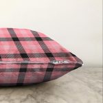 - Sonil-K-7928-Gorsel3 - Realhomes Renkli Pastel Zemin Üzerinde Siyah Ekose Desenli Modern Raşel Kadife Yastık Kırlent Kılıfı Realhomes