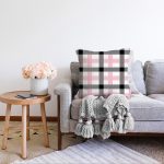 Renkli Pastel Zemin Üzerinde Siyah Ekose Desenli Modern Raşel Kadife Yastık Kırlent Kılıfı Realhomes