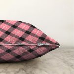 - Sonil-K-7933-Gorsel3 - Realhomes Renkli Pastel Zemin Üzerinde Siyah Ekose Desenli Modern Raşel Kadife Yastık Kırlent Kılıfı Realhomes