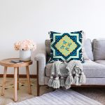 - Sonil-K-7938-Gorsel2 - Realhomes Renkli Zemin Üzerinde Çini Desenli Dijital Baskılı Modern Raşel Kadife Yastık Kırlent Kılıfı Realhomes