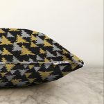 - Sonil-K-7942-Gorsel3 - Realhomes  Siyah Zemin Üzerinde Gold Detaylı Çamağacı Desenli Modern Raşel Kadife Yastık Kırlent Kılıfı Realhomes