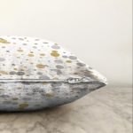 - Sonil-K-7943-Gorsel3 - Realhomes Beyaz Zemin Üzerinde Gold Detaylı Geometrik Desenli Raşel Kadife Yastık Kırlent Kılıfı Realhomes