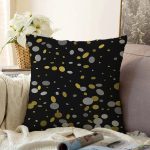 - Sonil-K-7944-Gorsel1 - Realhomes  Siyah Zemin Üzerinde Gold Detaylı Geometrik Desenli Raşel Kadife Yastık Kırlent Kılıfı Realhomes