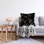 - Sonil-K-7944-Gorsel2 - Realhomes  Siyah Zemin Üzerinde Gold Detaylı Geometrik Desenli Raşel Kadife Yastık Kırlent Kılıfı Realhomes