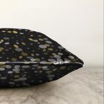 - Sonil-K-7944-Gorsel3 - Realhomes  Siyah Zemin Üzerinde Gold Detaylı Geometrik Desenli Raşel Kadife Yastık Kırlent Kılıfı Realhomes