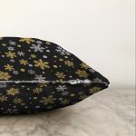 Siyah Zemin Üzerinde Gold Detaylı Kartanesi Desenli Raşel Kadife Yastık Kırlent Kılıfı Realhomes