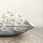 - Sonil-K-7946-Gorsel3 - Realhomes  Beyaz Zemin Üzerinde Gold Detaylı Kartanesi Desenli Raşel Kadife Yastık Kırlent Kılıfı Realhomes