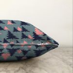 - Sonil-K-7948-Gorsel3 - Realhomes Renkli Zemin Üzerinde Pastel Renkli Siyah Çamağacı Desenli Raşel Kadife Yastık Kırlent Kılıfı Realhomes