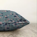 - Sonil-K-7950-Gorsel3 - Realhomes  Renkli Zemin Üzerinde Pastel Renkli Puantiye Desenli Raşel Kadife Yastık Kırlent Kılıfı Realhomes