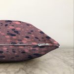 - Sonil-K-7951-Gorsel3 - Realhomes Renkli Zemin Üzerinde Pastel Renkli Puantiye Desenli Raşel Kadife Yastık Kırlent Kılıfı Realhomes