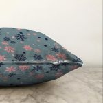 - Sonil-K-7953-Gorsel3 - Realhomes  Renkli Zeminli Kartanesi Desenli Dijital Baskılı Modern Raşel Kadife Yastık Kırlent Kılıfı Realhomes