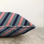 - Sonil-K-7954-Gorsel3 - Realhomes Renkli Zemin Üzerinde Pastel Renkli Yatay Çizgili Modern Raşel Kadife Yastık Kırlent Kılıfı Realhomes