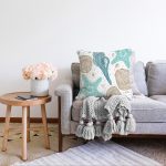 Beyaz Zemin Üzerinde Deniz Kabuğu Desenli Raşel Kadife Yastık Kırlent Kılıfı Realhomes