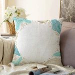 Beyaz Zemin Üzerinde Deniz Kabuğu Desenli Raşel Kadife Yastık Kırlent Kılıfı Realhomes