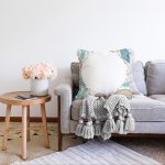 Beyaz Zemin Üzerinde Deniz Kabuğu Desenli Raşel Kadife Yastık Kırlent Kılıfı Realhomes