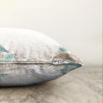 Beyaz Zemin Üzerinde Deniz Kabuğu Desenli Raşel Kadife Yastık Kırlent Kılıfı Realhomes