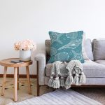 Pastel Zeminli Deniz Kabuğu Desenli Dijital Baskılı Modern Raşel Kadife Yastık Kırlent Kılıfı Realhomes