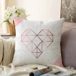 Beyaz Zemin Üzerinde Geometrik Desenli Kalp Motifli Raşel Kadife Yastık Kırlent Kılıfı Realhomes