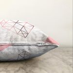 Beyaz Zemin Üzerinde Geometrik Desenli Kalp Motifli Raşel Kadife Yastık Kırlent Kılıfı Realhomes